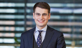 2015 metais augimas lėtės, tačiau ūkį kels plačiau atveriamos piniginės