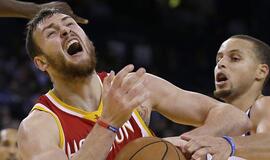 Donatas Motiejūnas rungtynėse su "Warriors" pelnė 18 taškų