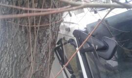 Plikledis: „Opel“ sudaužė stotelės paviljoną