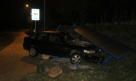 Plikledis: „Opel“ sudaužė stotelės paviljoną