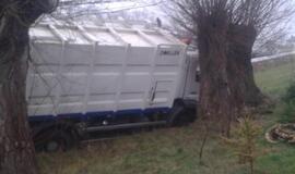 Plikledis: „Opel“ sudaužė stotelės paviljoną