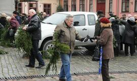 Teatro aikštėje išdalintos eglių šakos