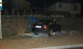 Plikledis: „Opel“ sudaužė stotelės paviljoną