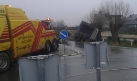 Plikledis: „Opel“ sudaužė stotelės paviljoną