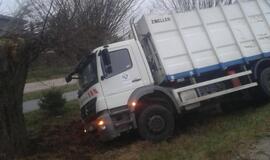 Plikledis: „Opel“ sudaužė stotelės paviljoną