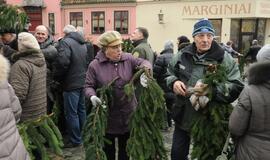 Teatro aikštėje išdalintos eglių šakos