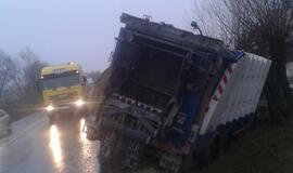 Plikledis: „Opel“ sudaužė stotelės paviljoną