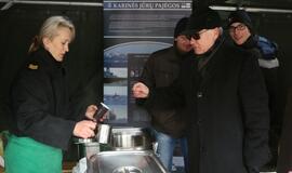 Kariai vaišino žuviene