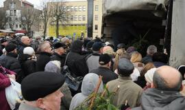 Teatro aikštėje išdalintos eglių šakos