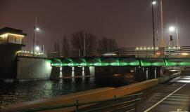 Eismas Pilies tiltu ir žiedu