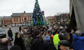 Teatro aikštėje išdalintos eglių šakos