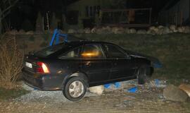 Plikledis: „Opel“ sudaužė stotelės paviljoną