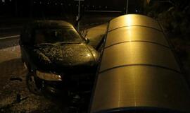 Plikledis: „Opel“ sudaužė stotelės paviljoną
