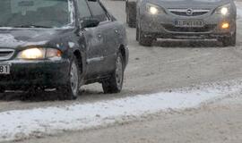 Vakarų ir šiaurės Lietuvoje - sudėtingos eismo sąlygos