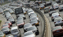 Automobilių pardavimų augimas Kinijoje pernai sulėtėjo perpus