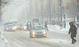 Didžioje šalies teritorijoje eismo sąlygas sunkina krituliai