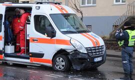 Į iškvietimą skubėjusią greitąją sustabdė "golfas"