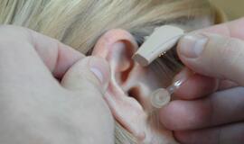 Pagrobė senolio klausos aparatą