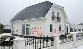 Vandalai aprašinėjo Seimo narės dukters namą