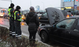 Statybininkų prospekte užsidegė automobilis