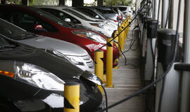 Elektromobilių pardavimai Europoje pernai išaugo daugiau nei trečdaliu