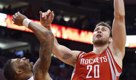 Donatas Motiejūnas rungtynėse su "Suns" pelnė 12 taškų