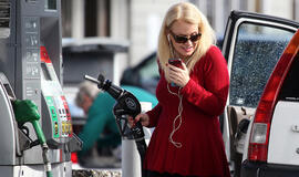 Naftos kaina stipriai krinta - JAV žaliavinės naftos atsargos pasieks rekordą