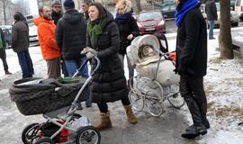 Prie Norvegijos ambasados lietuviai reikalavo grąžinti vaiką