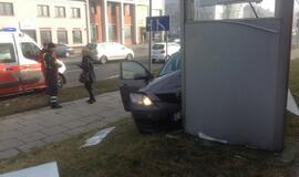 Sudaužytas reklaminis skydas, sužeista vairuotoja