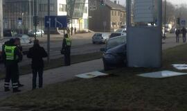 Sudaužytas reklaminis skydas, sužeista vairuotoja