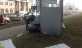 Sudaužytas reklaminis skydas, sužeista vairuotoja