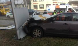 Sudaužytas reklaminis skydas, sužeista vairuotoja