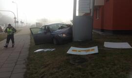 Sudaužytas reklaminis skydas, sužeista vairuotoja