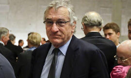 Robertas de Niras skendi skolose