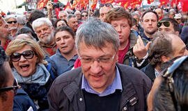 Dešimtys tūkstančių žmonių Romoje dalyvavo demonstracijoje prieš vyriausybės darbo rinkos reformą