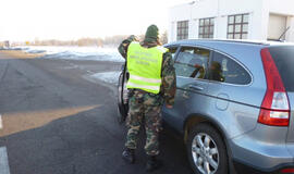 Lenko automobiliu iš Lietuvos gabentas vietnamietis slėpėsi po pledu