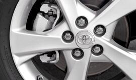 Pavogė automobilio ratus ir du akumuliatorius