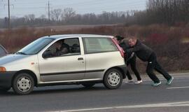 Girti vairuoja ir Kovo 11-ąją