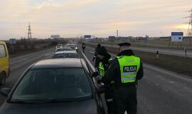 Girti vairuoja ir Kovo 11-ąją