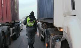 Girti vairuoja ir Kovo 11-ąją