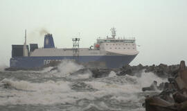 Laivų bangos ardo krantus, žudo žmones