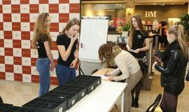 Klaipėdiečiai kūrė Monikos Linkytės suknelę