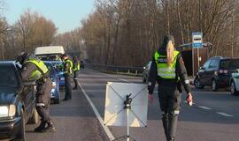 Reidas: girti vairuotojai, stirna, priekaba, gaudynės