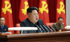 Šiaurės Korėjos lyderis pasirodė viešumoje sutvarstyta ranka
