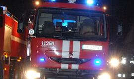 Strėvos gatvėje liepsnojo senas automobilis