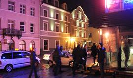 Verslininkus viena ranka glosto, kita muša