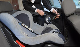 Įkaitęs automobilis – mirtini spąstai vaikams