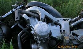 Skrydis motociklu: sužalota mergina, jaunuolis dingo