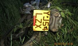 Skrydis motociklu: sužalota mergina, jaunuolis dingo