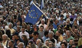 Tūkstančiai graikų dalyvavo demonstracijoje, reikalaudami daryti viską, kad šalis liktų euro zonoje